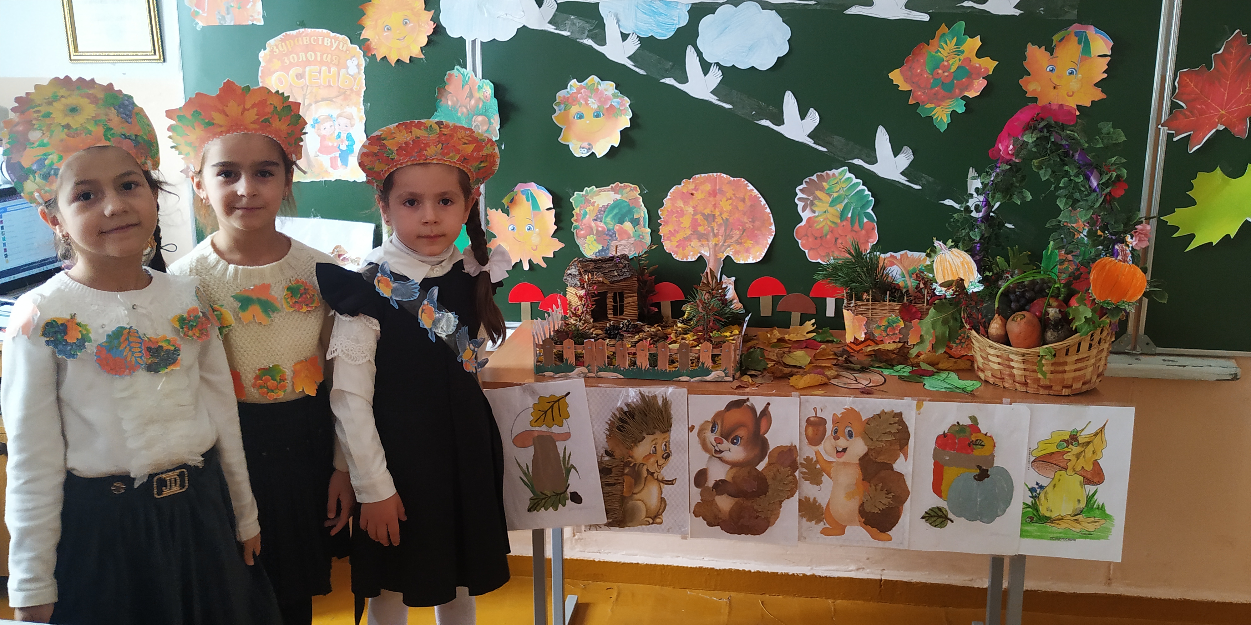 Провели традиционные общешкольные праздничные мероприятия, посвящённые времени года Осень.